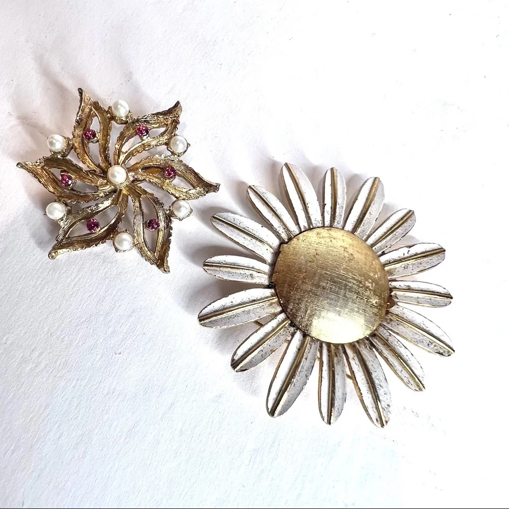 Vintage Brooch Lot Two Floral Pins Sunflower Daisy Star Flower Rhinestone Pearl